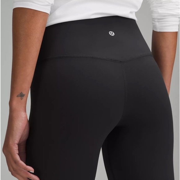 *LIKE NEW* Lululemon Athletica Yoga 21” Leggings - Picture 2 of 2